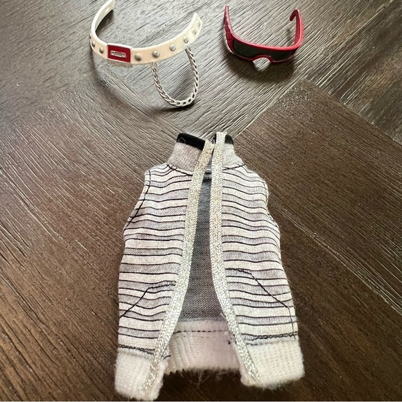 MONSTER HIGH Lot Duece Gorgon Outfit Basketball Shoes Sunglasses Shorts Belt - Picture 4 of 4